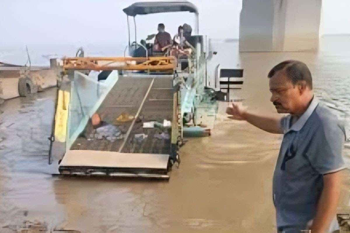 Chhath Puja: छठ पूजा की तैयारी तेज, जलयान मशीन से गंगा की सफाई, घाटों को व्रतियों के लिए किया जा रहा है दुरुस्त