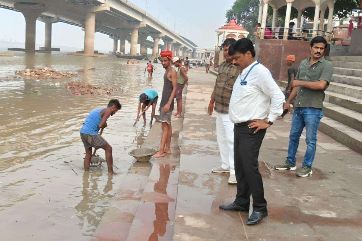 Chhath Puja: काली घाट से गायघाट तक प्रमंडलीय आयुक्त का निरीक्षण,पक्के घाटों से मिट्टी हटाने का निर्देश
