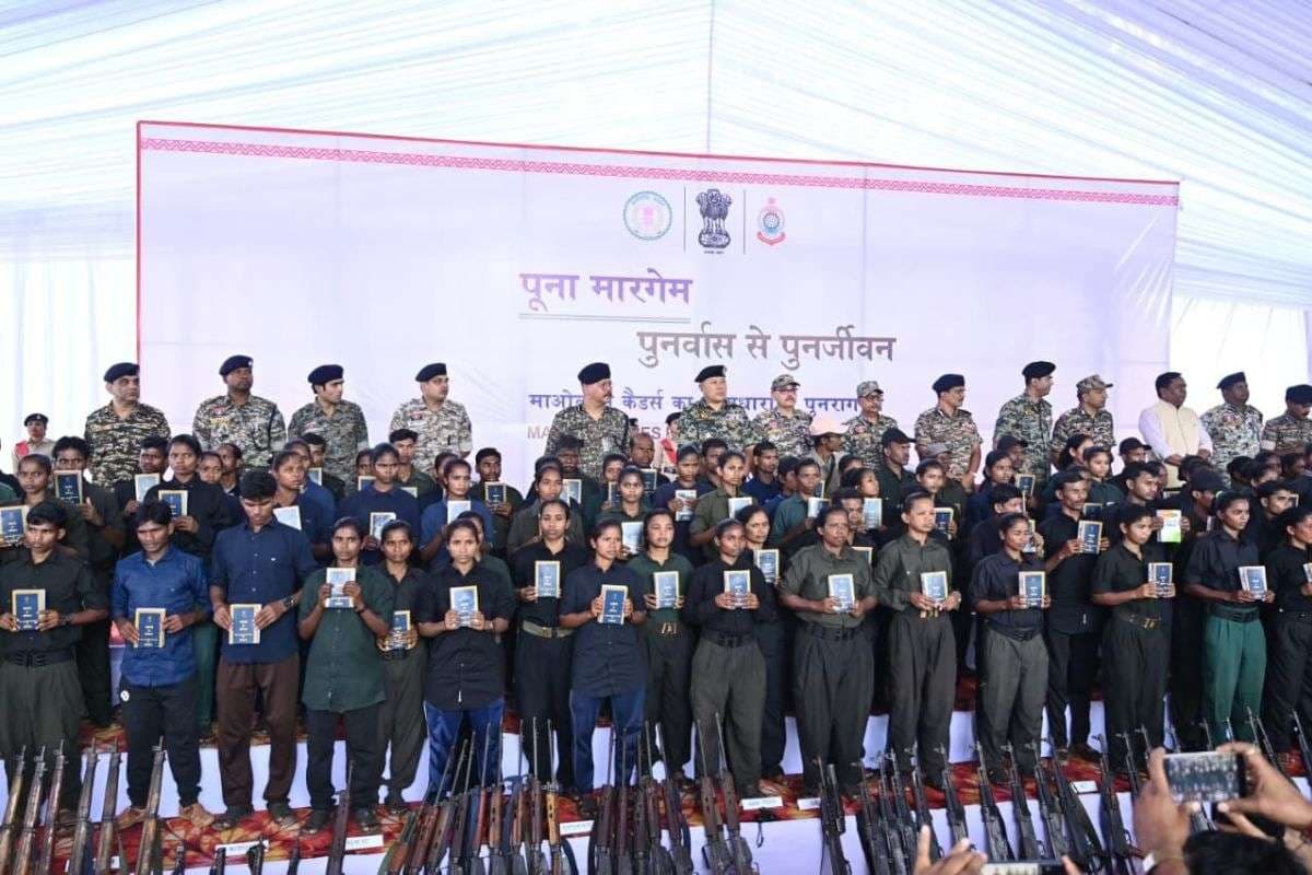 Chhattisgarh Naxal Operation: दंडकारण्य के 210 माओवादियों ने किया सरेंडर, मांझी चालकी विधि से हुआ स्वागत