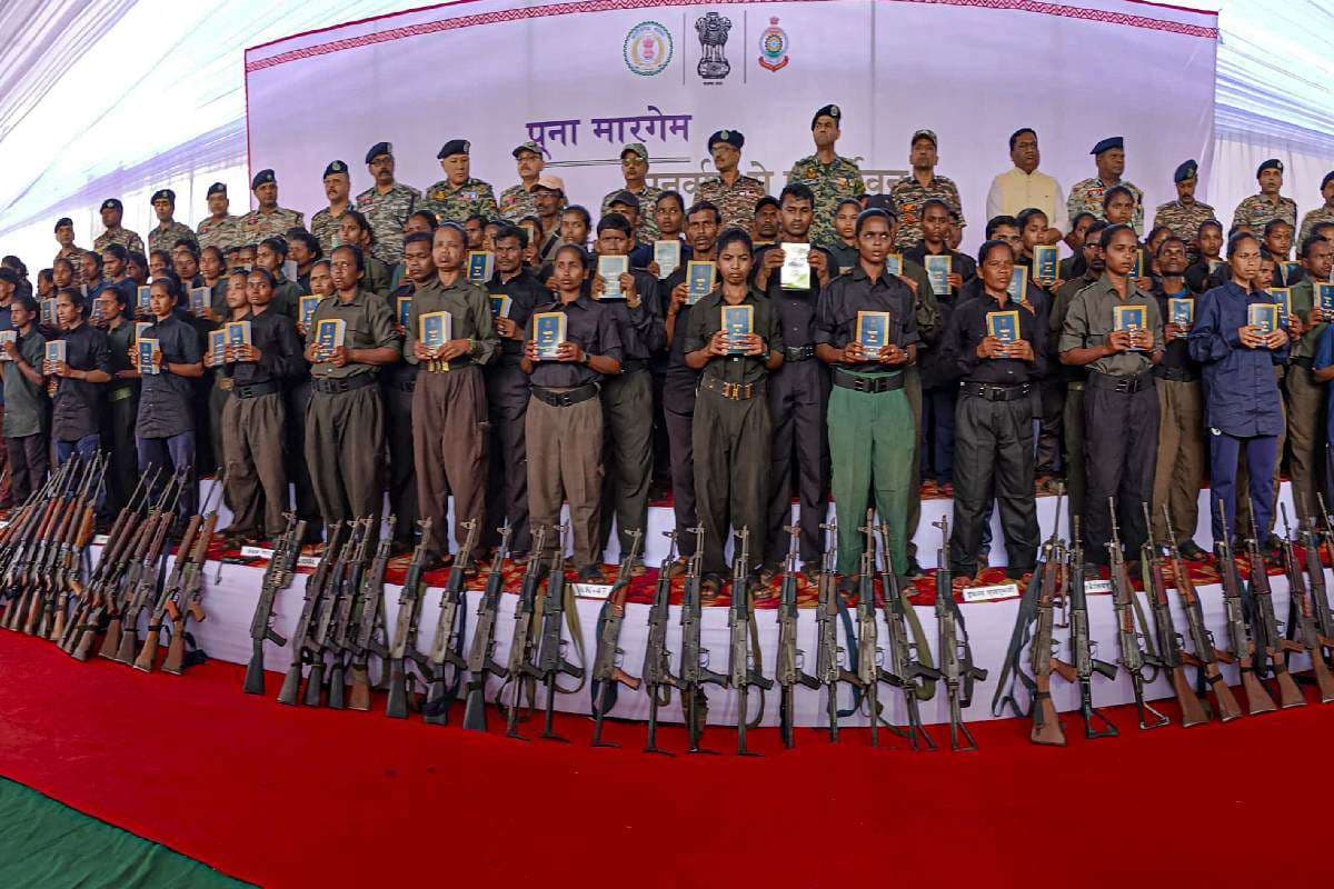 Watch Video : 153 हथियार के साथ 208 नक्सली पहुंचे एक जगह, सामने आया वीडियो