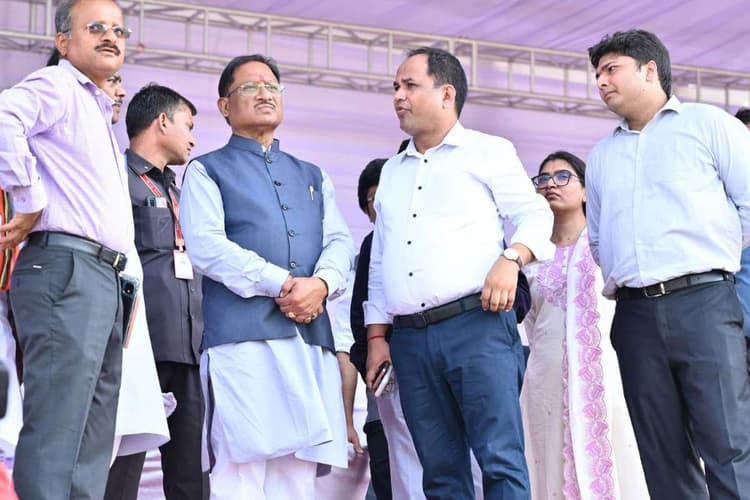 PM Modi Chhattisgarh Visit : पीएम मोदी के छत्तीसगढ़ के दौरे से पहले तैयारियां तेज, मुख्यमंत्री साय ने जानें क्या कहा