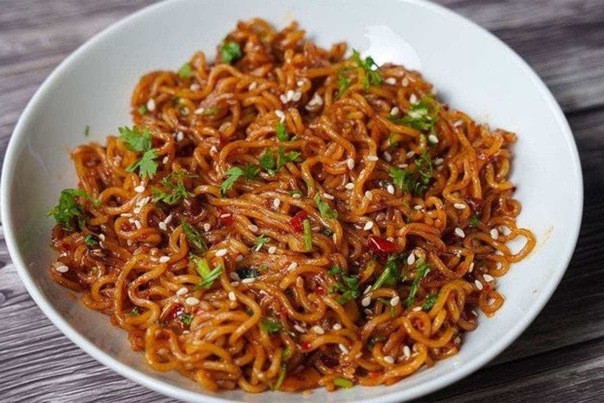 Chili Garlic Maggi Recipe: ठंडी शाम में बनाएं ये स्पाइसी चिली गार्लिक मैगी, हर बाइट में मिलेगा मजेदार स्वाद