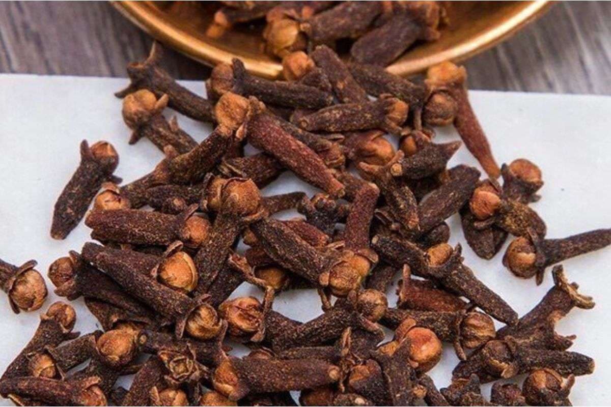 Clove Benefits: रात में 1 लौंग चबाने से मिलेंगे आपको हैरान कर देने वाले फायदे