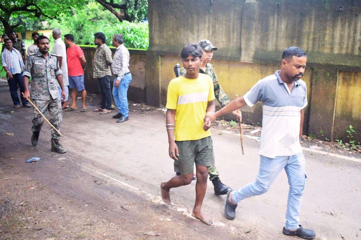 150 युवकों ने बस्ताकोला टीओपी में घुसकर हवलदार को पीटा, जमकर की तोड़फोड़, प्रेम विवाह से जुड़ा है मामला