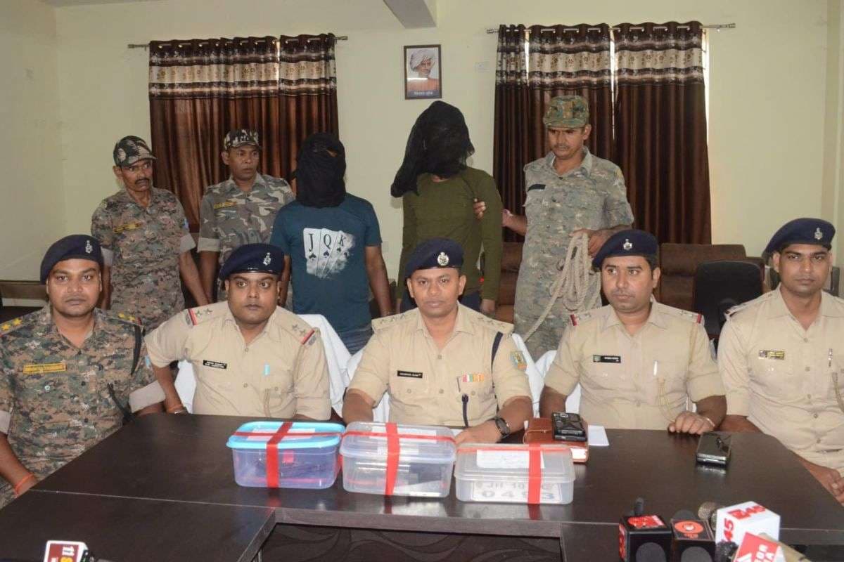 बिहार से आकर धनबाद के सोने-चांदी की दुकानों में कर थे डकैती की तैयारी, पुलिस ने हथियार के साथ दबोचा