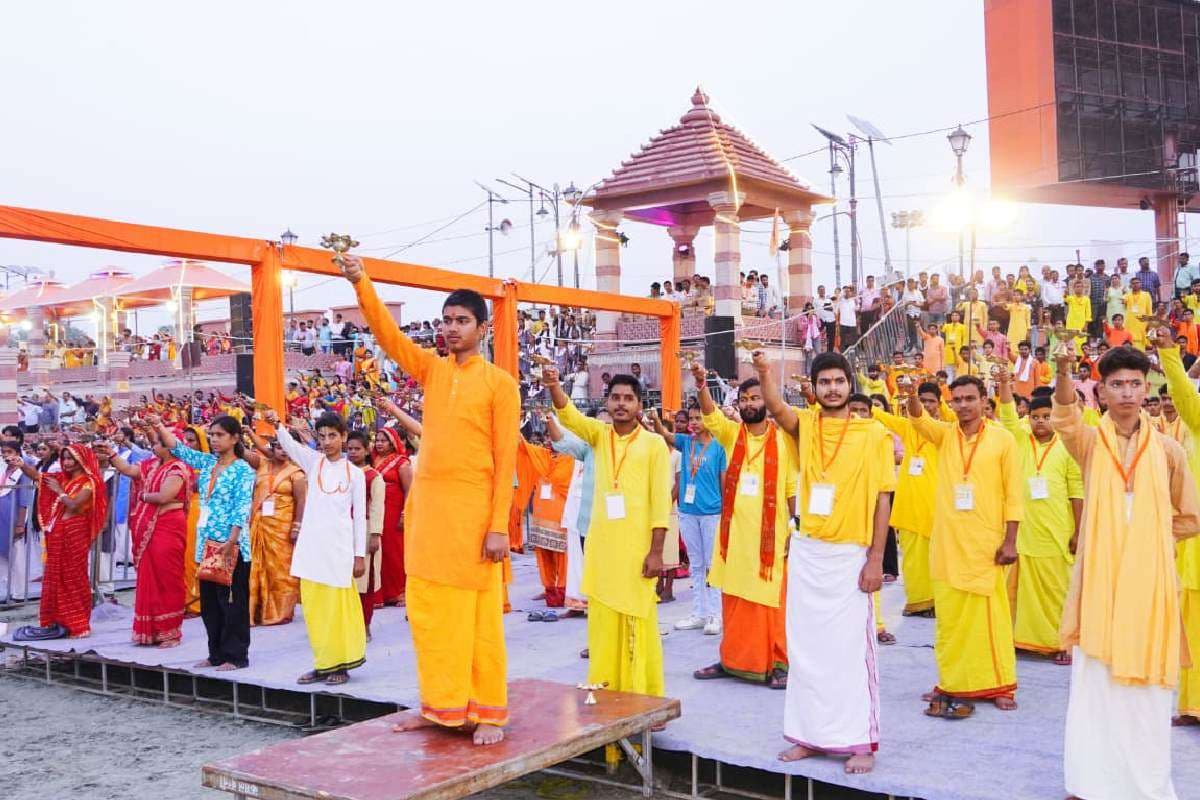 Diwali 2025 : सरयू तट पर 2100 प्रतिभागियों से मां सरयू की महाआरती