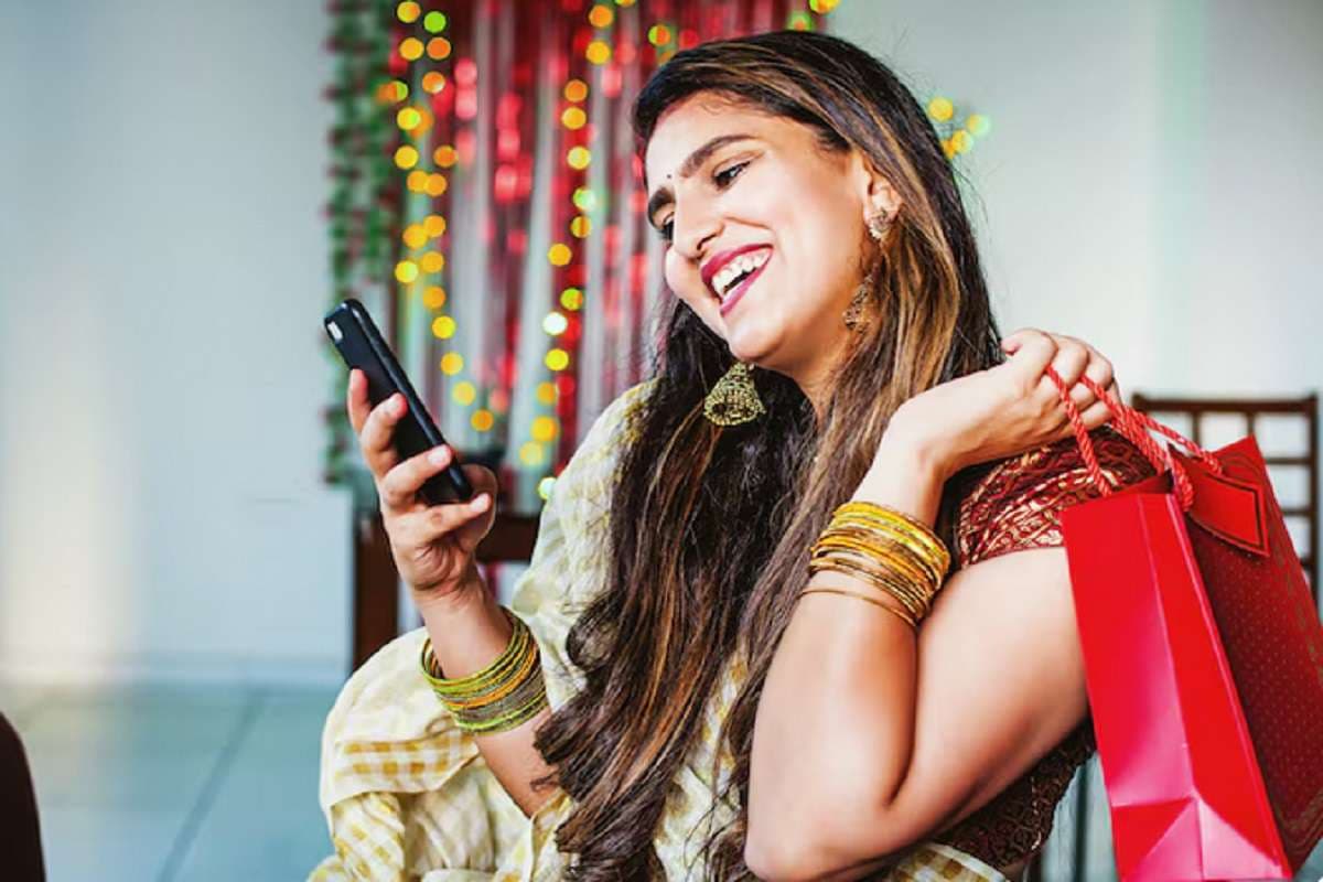 Diwali Sale: दिवाली पर लोगों ने जमकर की खरीदारी, बिक्री का बन गया नया रिकॉर्ड