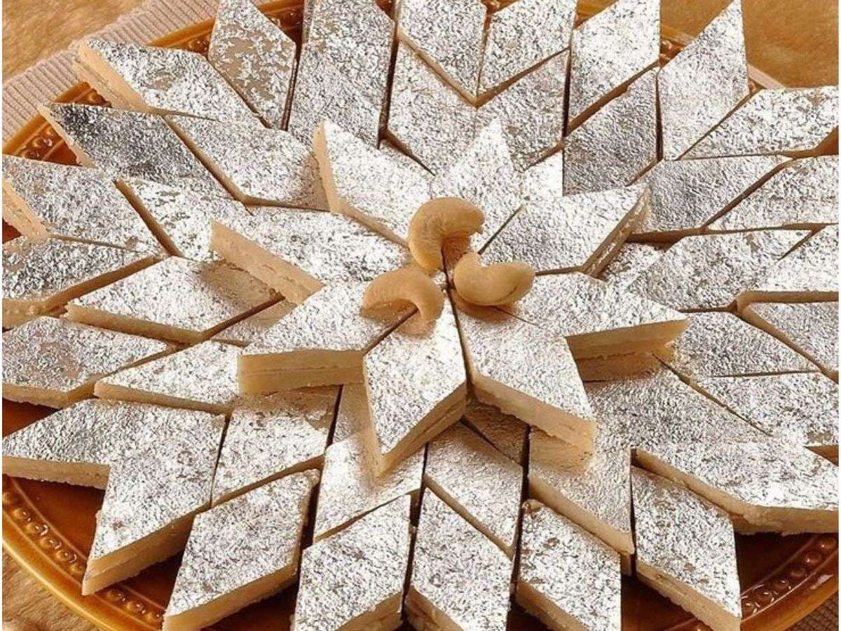 Diwali Special Kaju Katli Recipe: इस दिवाली घर पर बनाएं मार्केट जैसी काजू कतली