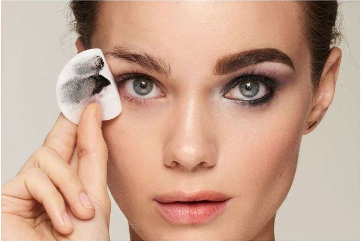 Eye Makeup Removal Tips: क्या आप भी मस्कारा या काजल हटाते समय करती हैं ये गलती,जानें सही तरीका