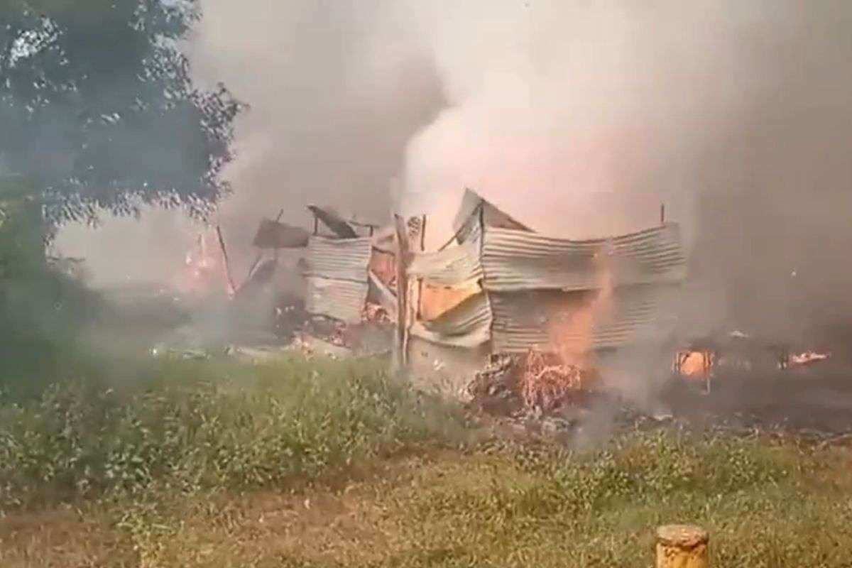 Firecracker Market Fire: यूपी के फतेहपुर में पटाखा बाजार में भीषण आग, 60 से अधिक दुकानें जलकर खाक