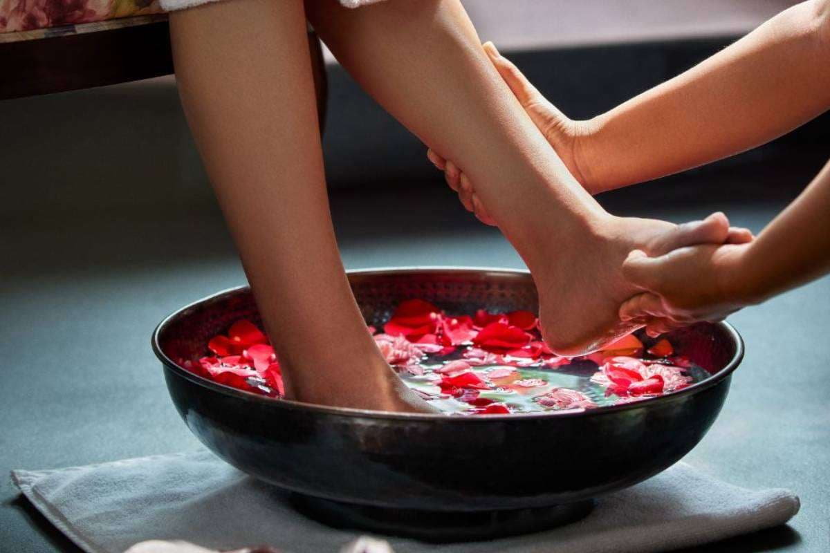 Foot Massage Benefits: स्ट्रेस, नींद की कमी जैसी समस्याएं होगी चुटकियों में दूर – पैरों की मालिश से मिलेगा सुकून और आराम