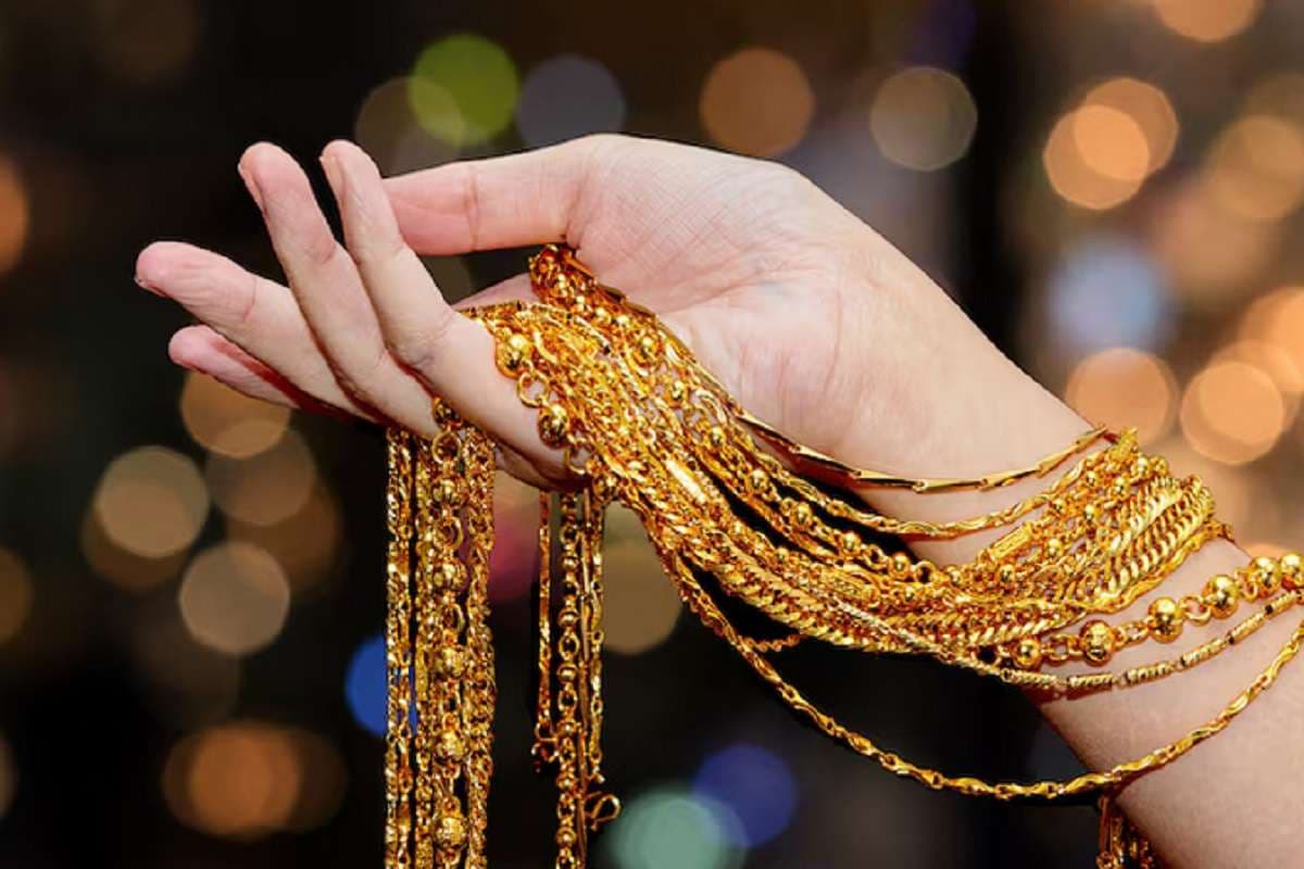 Gold Price Today: 2,700 रुपये उछलकर 1.23 लाख रुपये के रिकॉर्ड हाई पर पहुंचा सोना, जानें आज का ताजा भाव