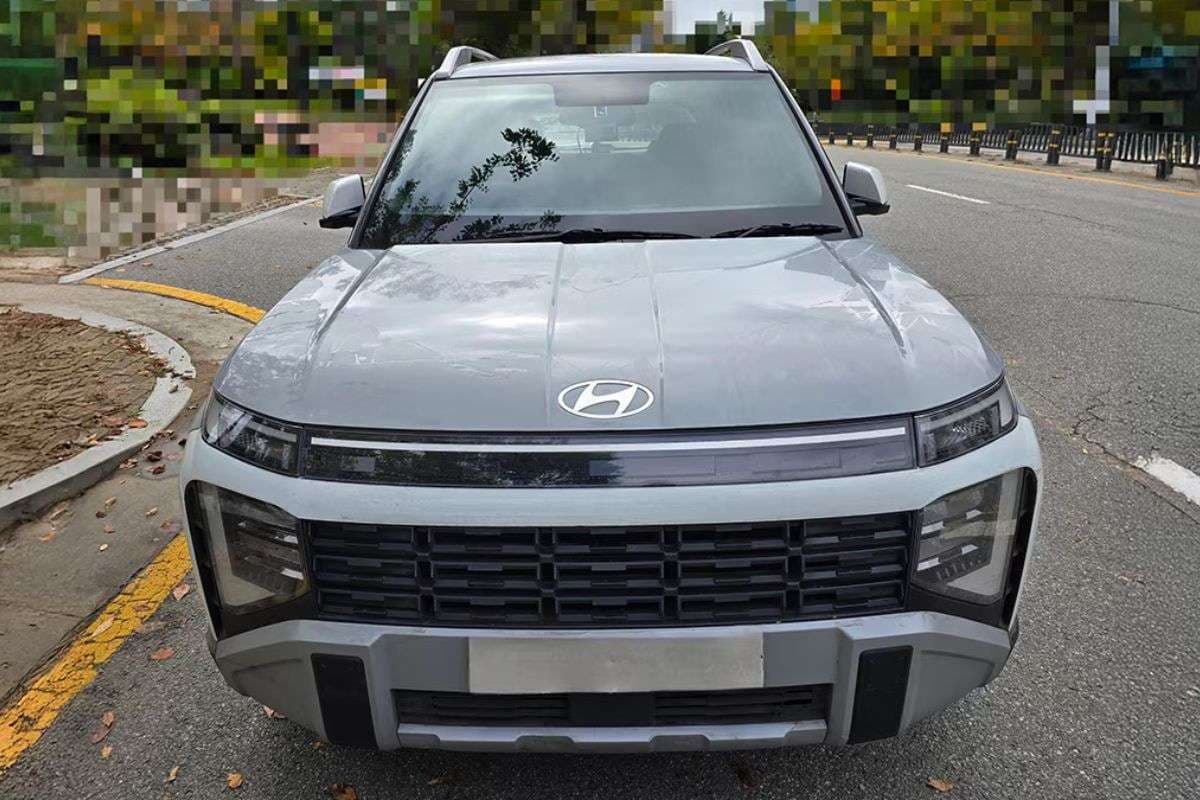 New-Gen Hyundai Venue की झलक आयी सामने, बॉक्सी लुक और बड़े LED DRL से भरी पड़ी है SUV