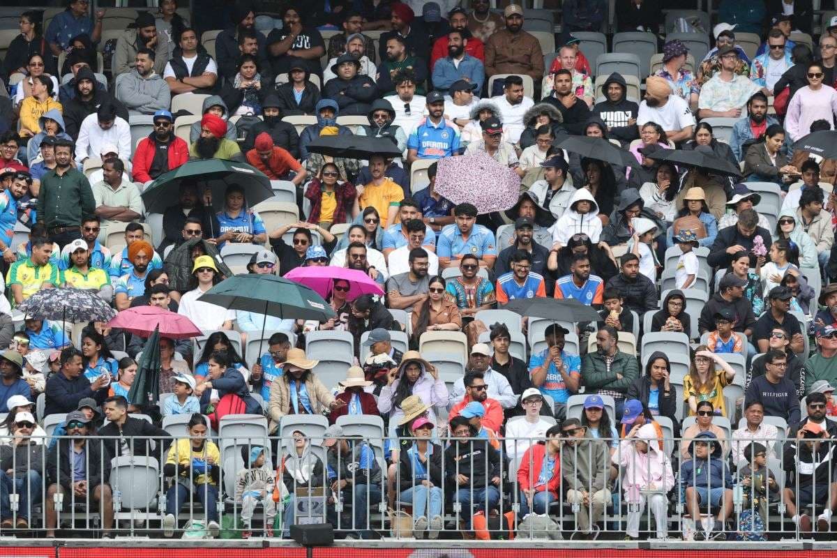 IND vs AUS: बारिश बनी विलेन, ओवरों में हुई कटौती; पहला वनडे 26-26 ओवर का