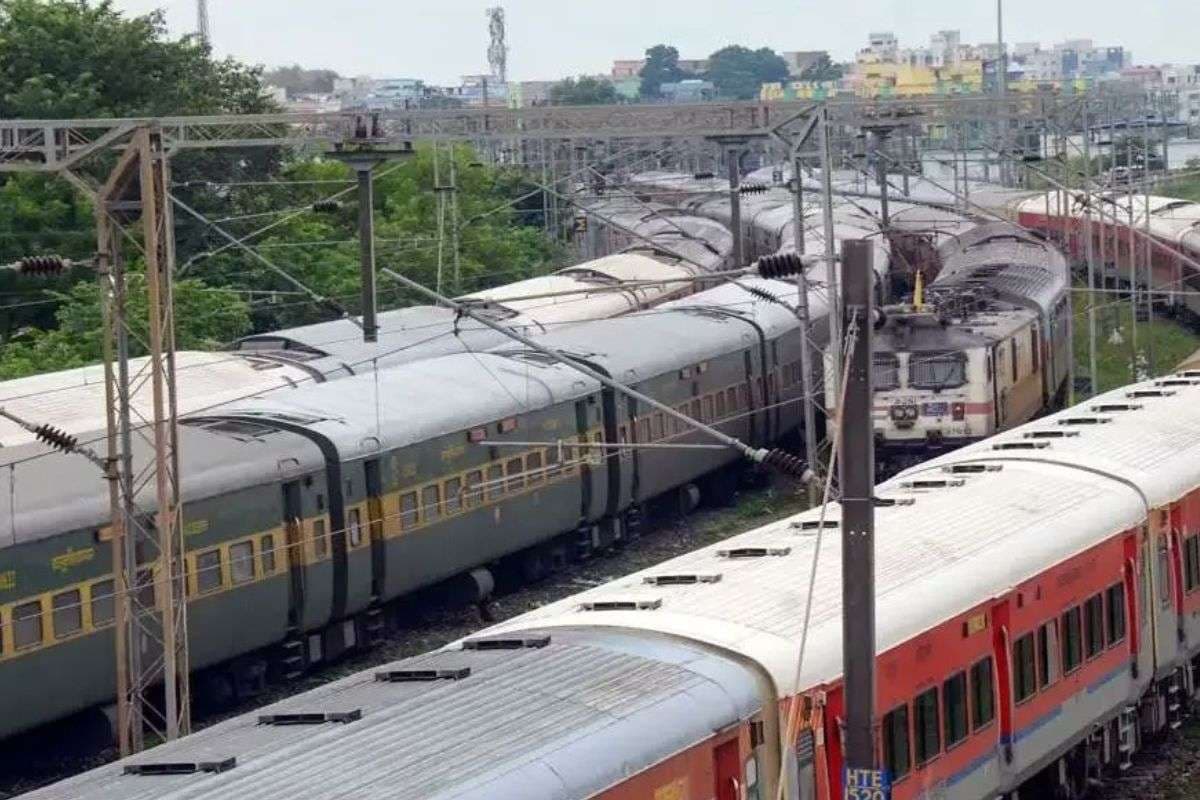 Indian Railways: दिवाली और छठ पर 12000 स्पेशल ट्रेन चलाकर रेलवे ने रचा इतिहास, 1 करोड़ यात्रियों को लाभ