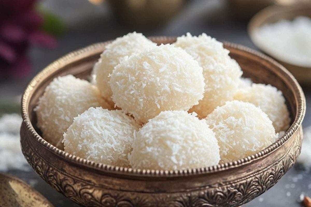 Instant Coconut Ladoo Recipe: सिर्फ 15 मिनट में बनाएं स्वादिष्ट नारियल के लड्डू, दिवाली की मिठास को बढ़ाए और भी खास