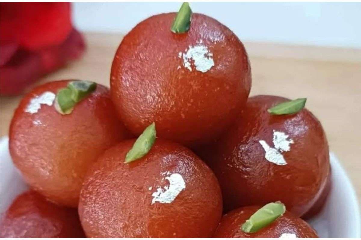 Instant Gulab Jamun With Milk Powder: 15 मिनट में बनाएं मिल्क पाउडर से एकदम स्पंजी और स्वादिष्ट रसीले गुलाब जामुन