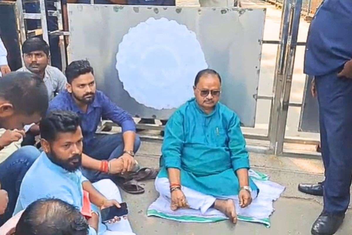 Video: सीएम आवास में नहीं मिली विधायक गोपाल मंडल को एंट्री तो धरने पर बैठे, बताया किससे हैं नाराज