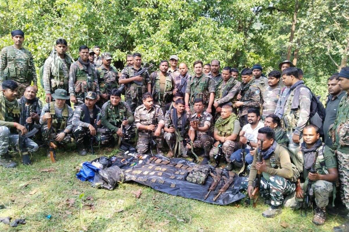 नक्सलियों पर पुलिस की सर्जिकल स्ट्राइक, हजारीबाग के जंगल से हथियारों का जखीरा बरामद