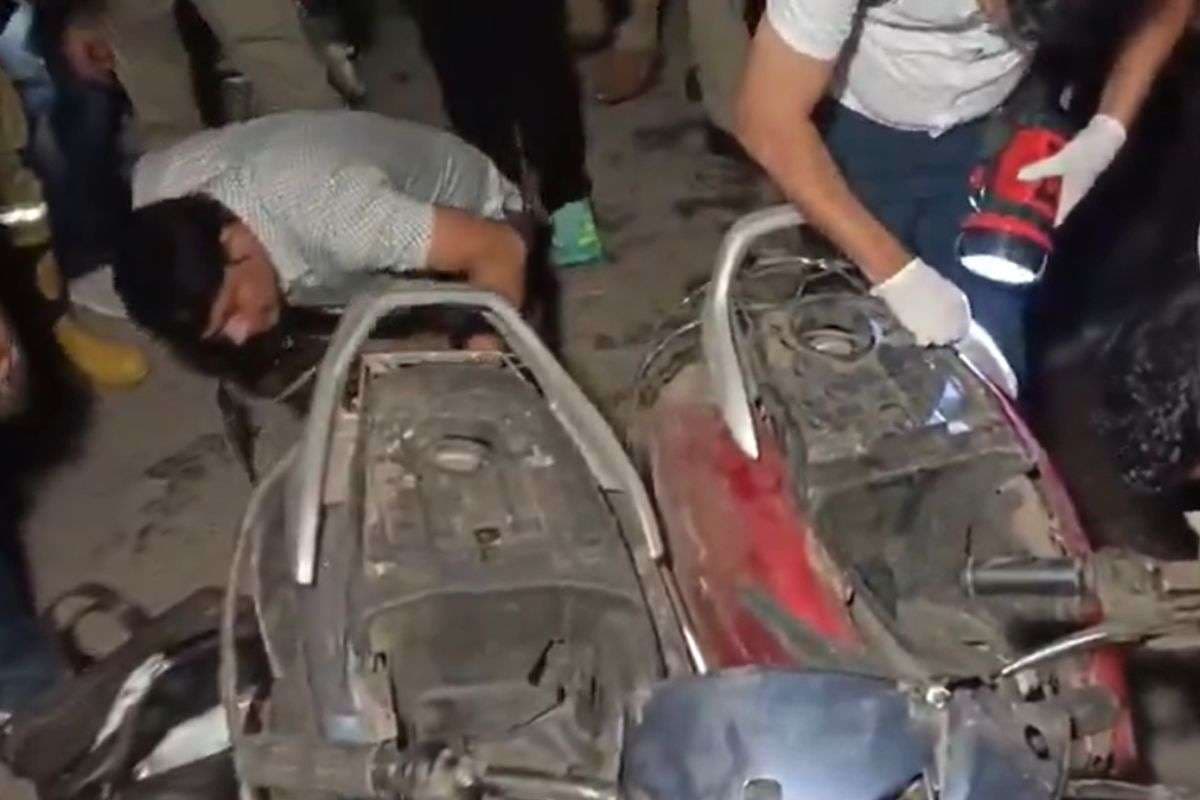 Kanpur Blast Video: कानपुर में सड़क किनारे खड़े स्कूटर में धमाका, 6 लोग घायल