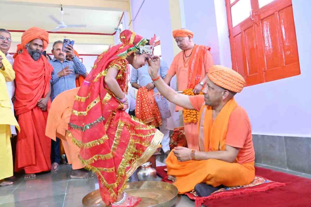 Kanya Pujan : बेटियों के नन्हें पैरों को जब सीएम योगी ने धोया, अपने हाथों से भोजन परोसा