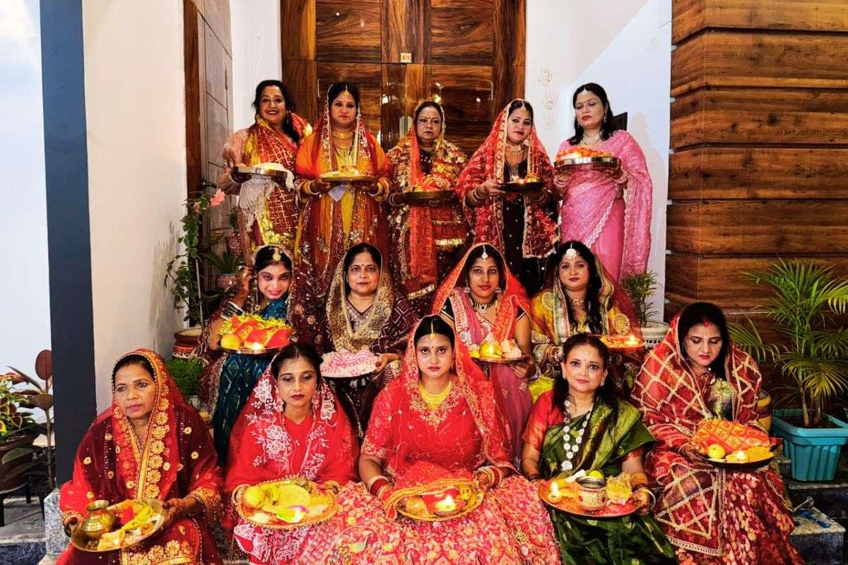 करवाचौथ : सुहागिनों ने फेरे सुहाग थाल, चौथ महारानी से मांगी पति की लंबी आयु, देखें खूबसूरत PHOTOS