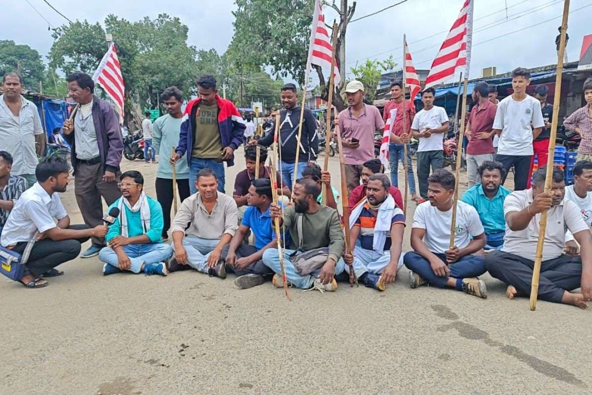 सड़का पर दिखा आदिवासी संगठनों का आक्रोश, खरसावां में वाहनों का पहिया और दुकानों का संचालन थमा