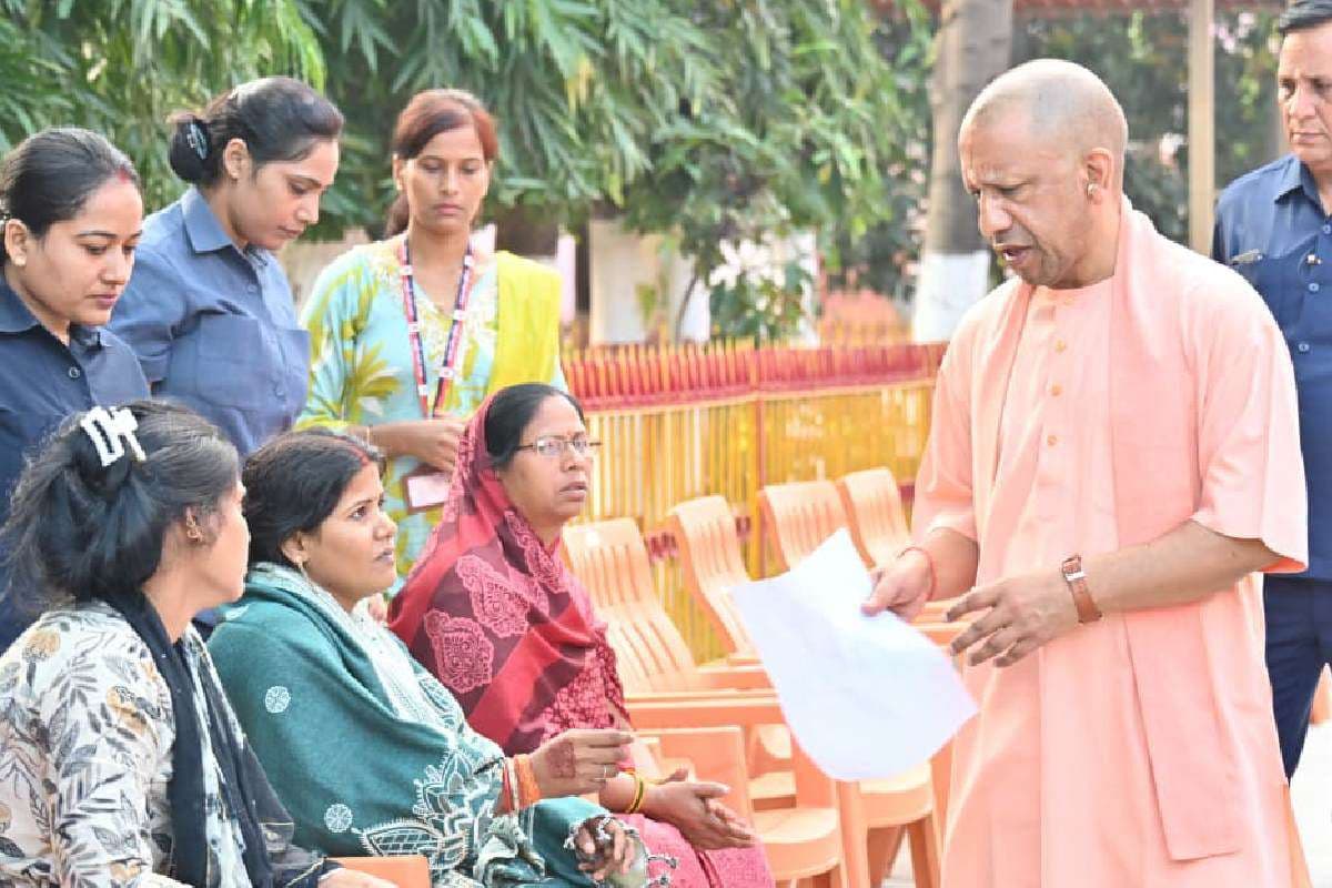 Land Mafias : यूपी में भू-माफियाओं और दबंगों की अब खैर नहीं, सीएम योगी कठोर कार्रवाई के मूड में