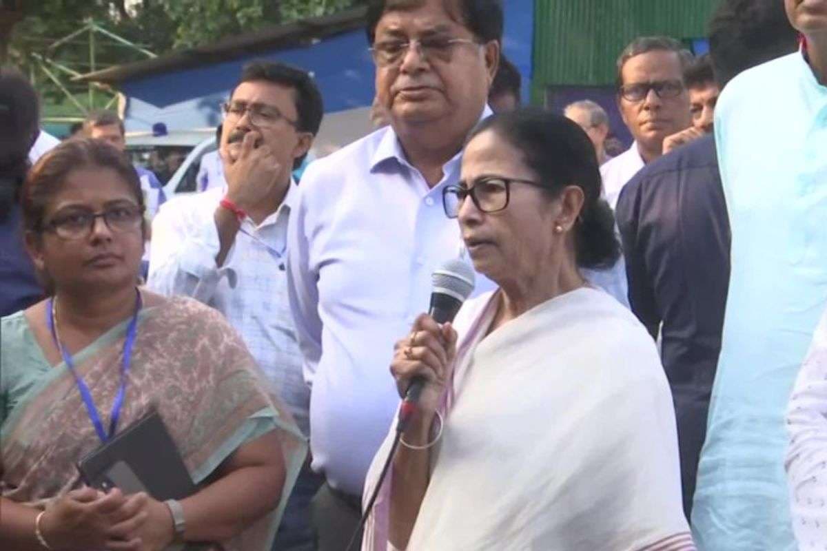 Mamata Banerjee: लड़कियों पर बयान देकर फंसी ममता बनर्जी, अब दे रहीं सफाई- मीडिया पर फोड़ दिया ठिकरा