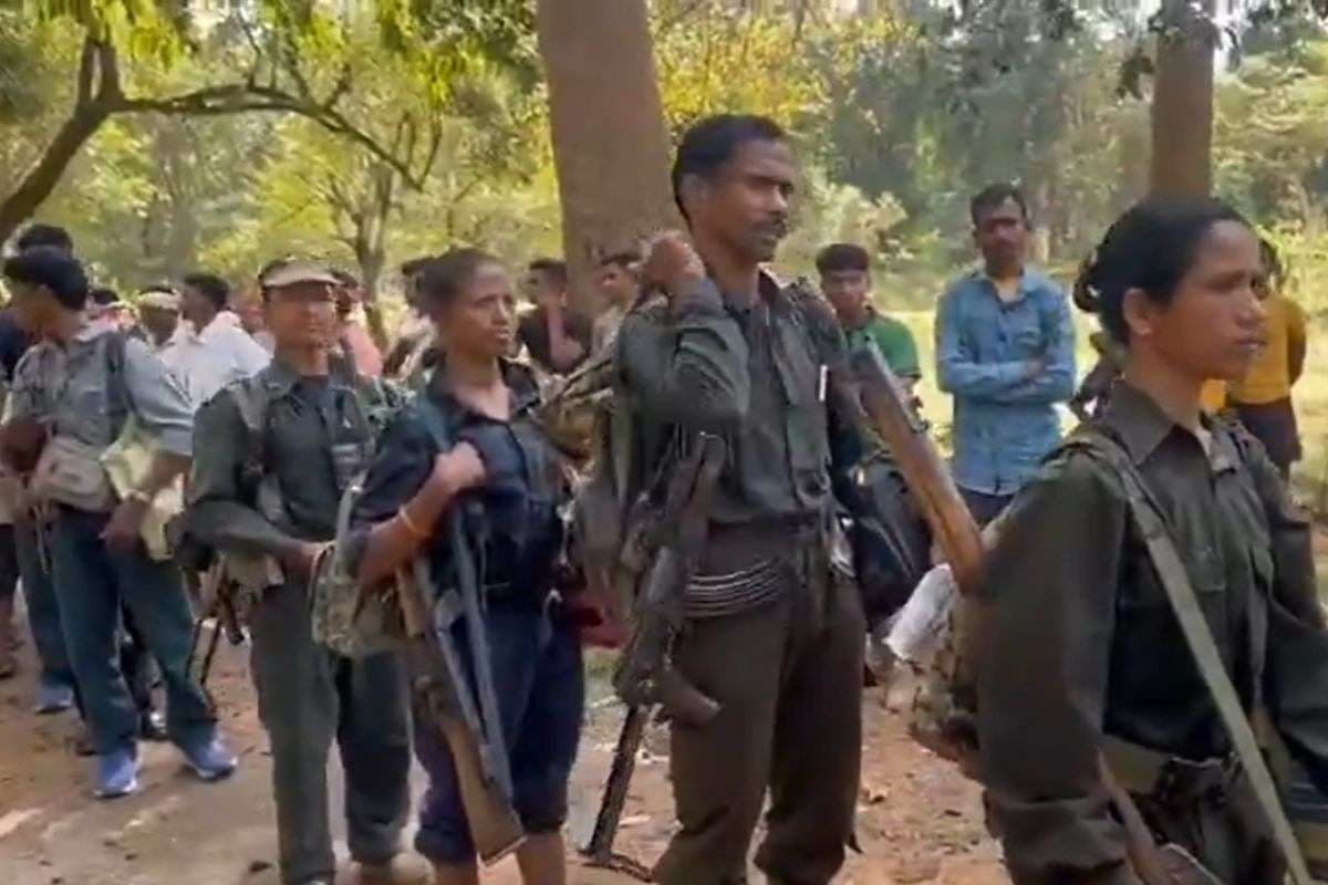 Watch Video: 13 महिला समेत कुल 21 नक्सलियों ने किया सरेंडर, AK 47 सहित कई हथियार भी सौंपे