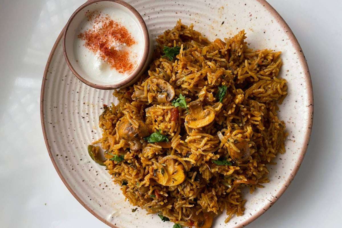 Mushroom Biryani Recipe: 15 मिनट में बनाएं मसालेदार मशरूम बिरयानी – स्वाद ऐसा की उंगलियां चाटते रह जाएंगे सब