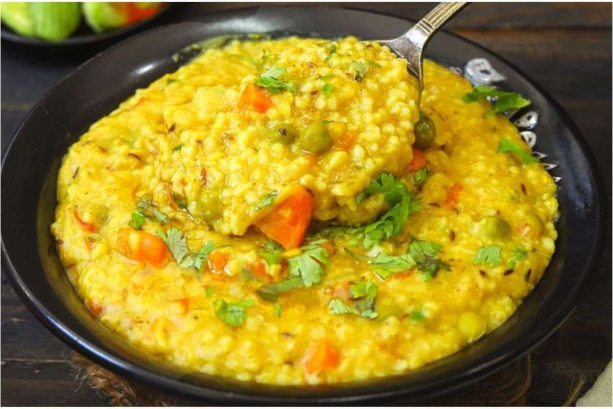 Moong Dal Khichdi Recipe: झटपट बनने वाली खिली-खिली मूंग दाल खिचड़ी की सीक्रेट रेसिपी