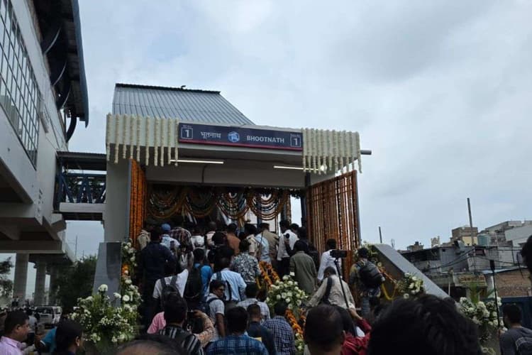 पटरी पर दौड़ी पटना मेट्रो, सीएम नीतीश कुमार ने दिखाई हरी झंडी