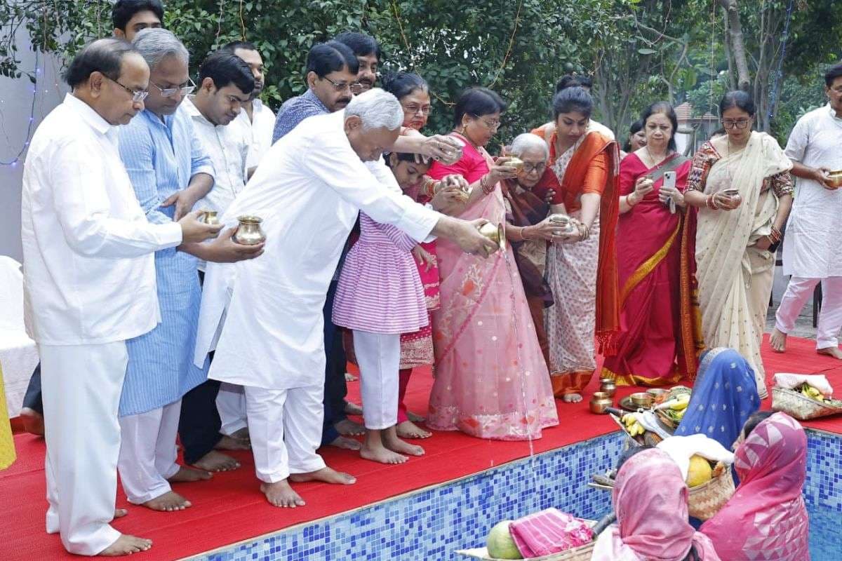 Chhath Pooja 2025 : CM नीतीश, दोनों डिप्टी सीएम ने अस्ताचलगामी सूर्य को दिया अर्घ्य, उदीयमान सूर्य का इंतजार