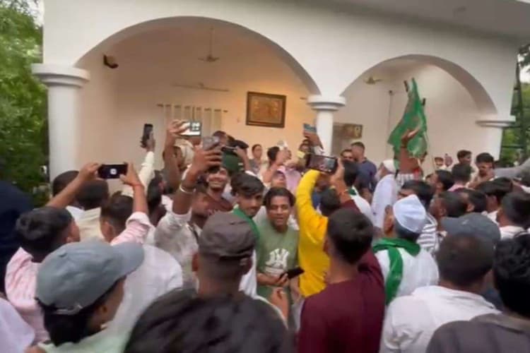 Bihar Elections 2025: राबड़ी आवास में हुआ जमकर बवाल, तेजस्वी के सामने बोले "नहीं चाहिए चोर विधायक"