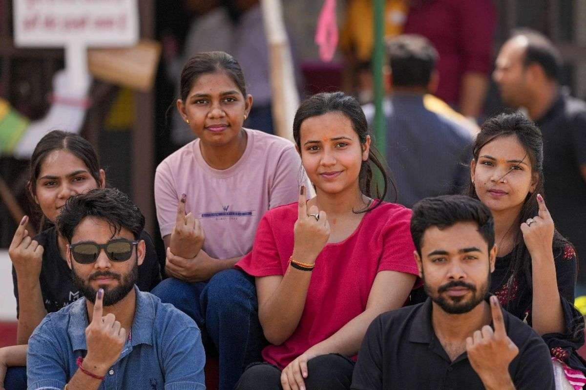 Bihar Elections 2025: नहीं है वोटर कार्ड, न हो परेशान, चुनाव आयोग ने बताया इन 12 कार्ड्स को दिखा दे सकेंगे वोट