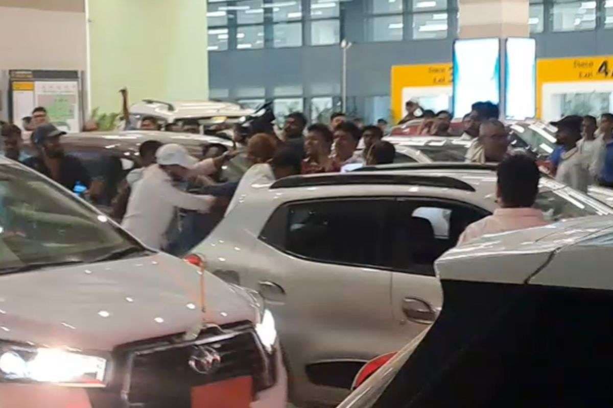 Bihar Elections 2025: पटना एयरपोर्ट पर कांग्रेस नेताओं से झड़प, समर्थकों में जमकर चले लात-घूसे