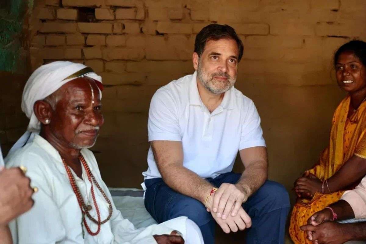 Bhagirath Manjhi with Rahul Gandhi