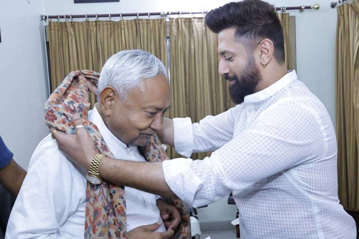 Bihar Chunav 2025: गुस्सा छोड़ मान गए सीएम नीतीश! खरना का प्रसाद खाने पहुंचे चिराग के घर