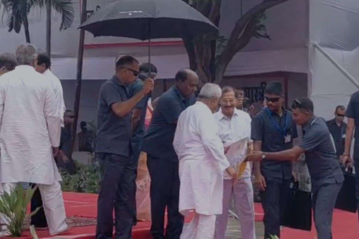 CM नीतीश की सुरक्षा में चूक, अचानक बंद लिफाफा लेकर मुख्यमंत्री के पास पहुंचा शख्स, सुरक्षाकर्मियों ने पकड़ा