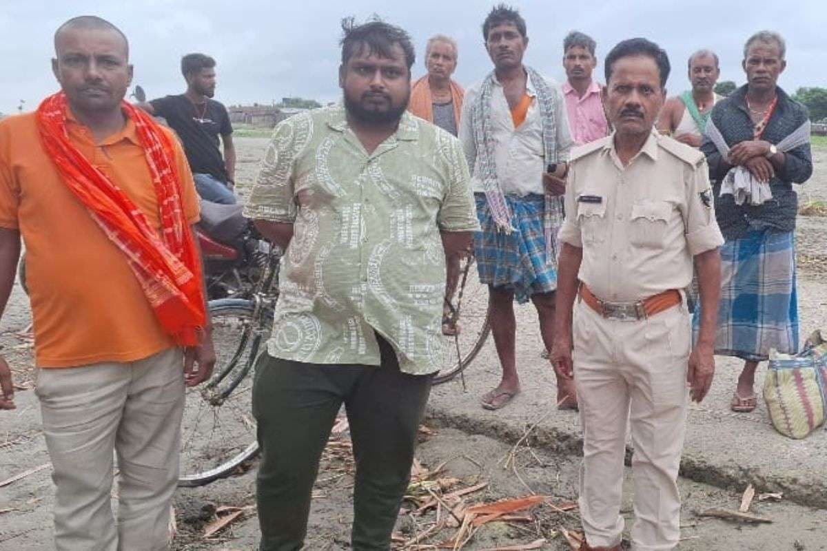 कटिहार: दशहरे की खुशियां मातम में बदली, गंगा नदी में पलटी नाव, 5 लोग डूबे, 2 लापता