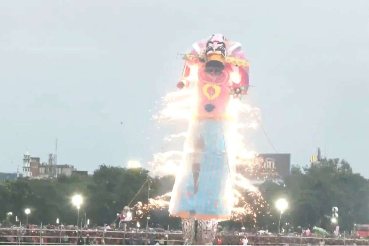 Bihar: पटना में हुआ रावण दहन, राज्यपाल और सीएम नीतीश कार्यक्रम में हुए शामिल