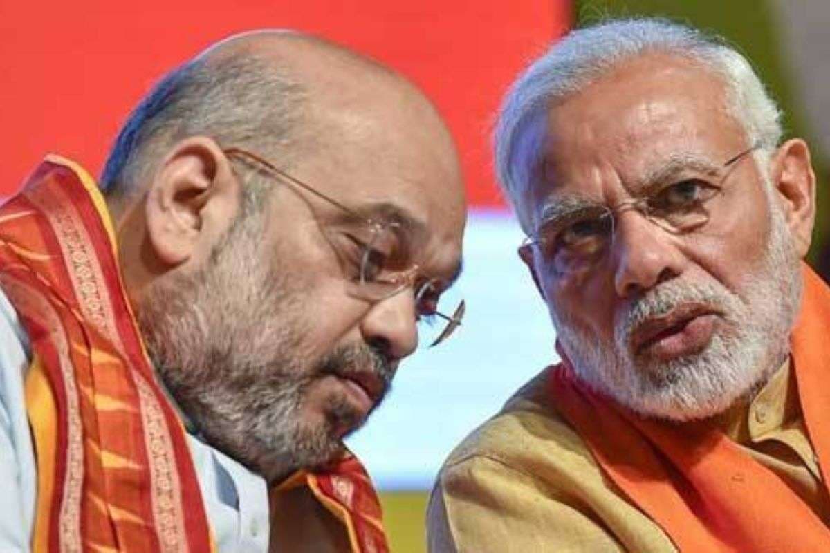 लेफ्ट में गृहमंत्री अमित शाह राइट में पीएम मोदी