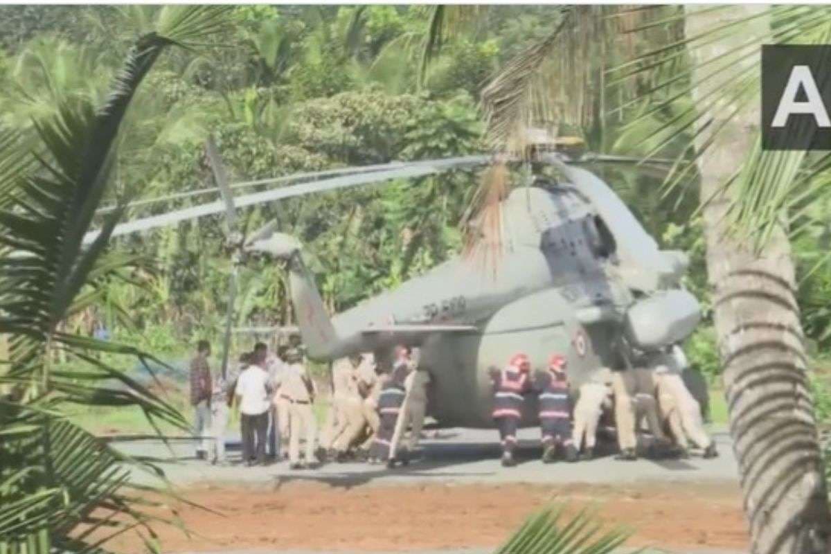 VIDEO : दुर्घटना का शिकार होने से बचीं राष्ट्रपति द्रौपदी मुर्मू, उनके हेलीकॉप्टर से उतरते ही धंस गया हेलीपैड