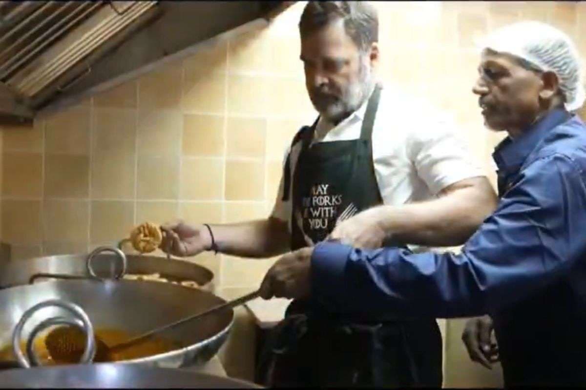 Watch Video: आप जल्दी शादी करिये…हलवाई बने राहुल गांधी को मिठाई वाले ने दे दी सलाह, देखें वीडियो