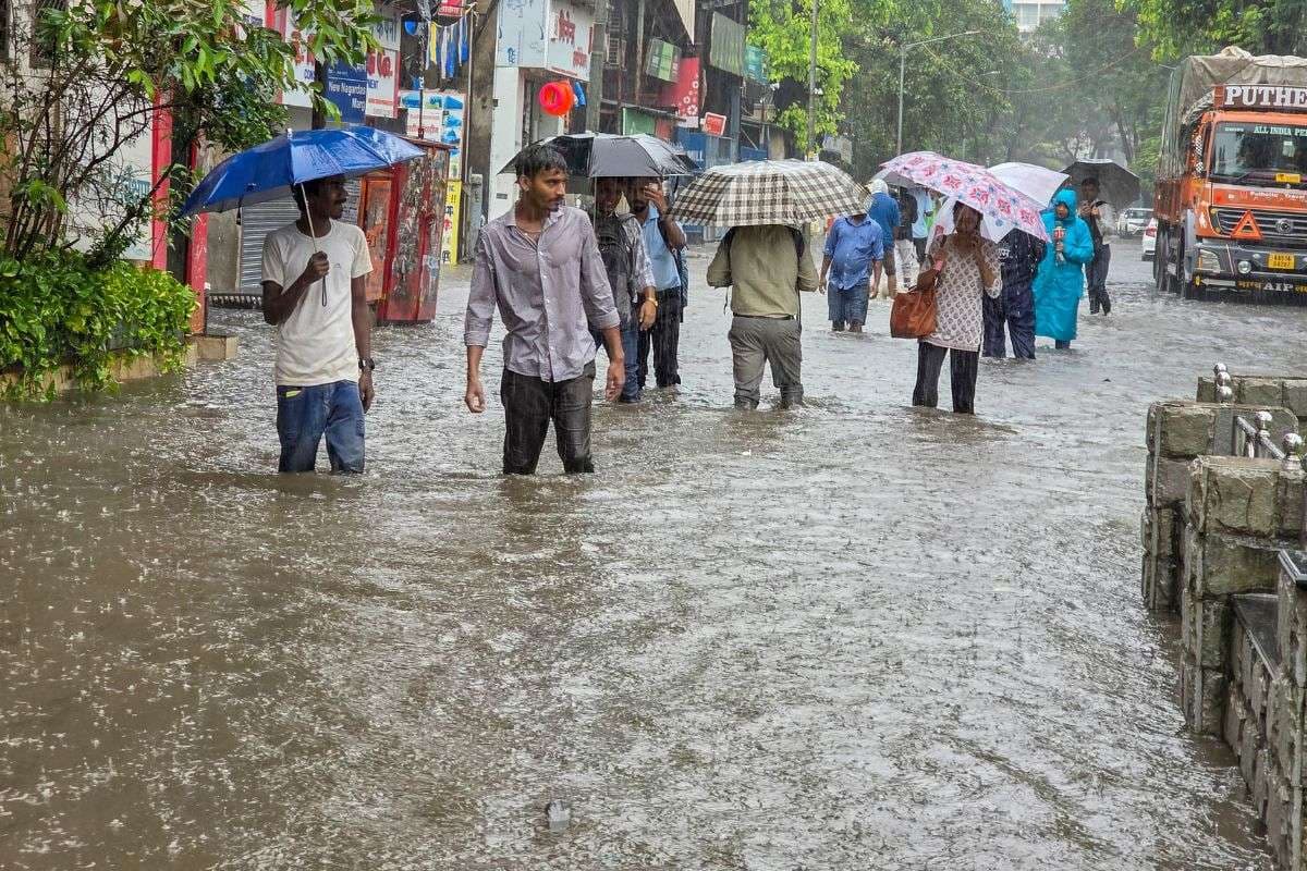 Cyclone Trackers: चक्रवात का अलर्ट, अति भारी बारिश की चेतावनी, 50 KM की रफ्तार से तूफानी हवा