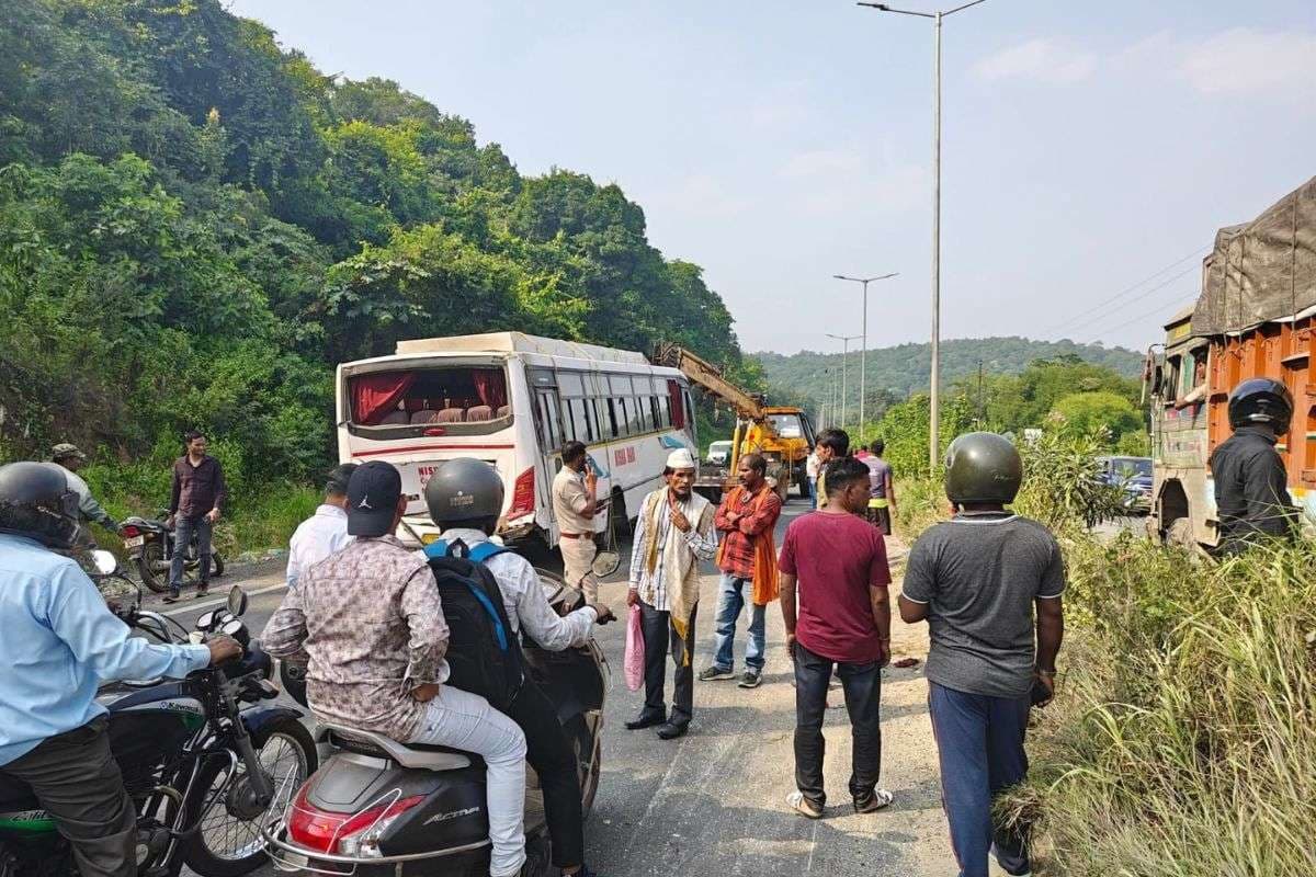रामगढ़ घाटी में बस और ट्रेलर की जोरदार टक्कर, दर्जन भर से अधिक यात्री घायल, 3 की स्थिति नाजुक