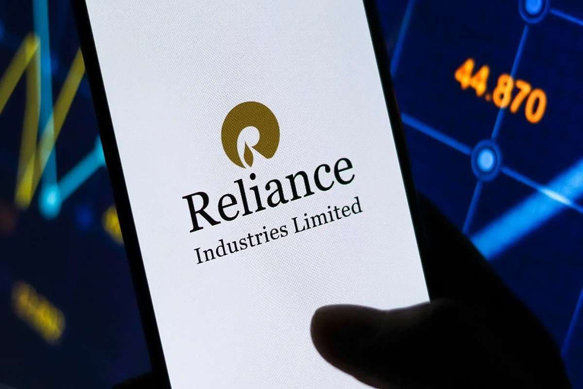 रूसी कंपनियों पर अमेरिकी बैन से रिलायंस को झटका, व्यापारियों के जरिये तेल खरीदती रहेंगी सरकारी रिफाइनरियां
