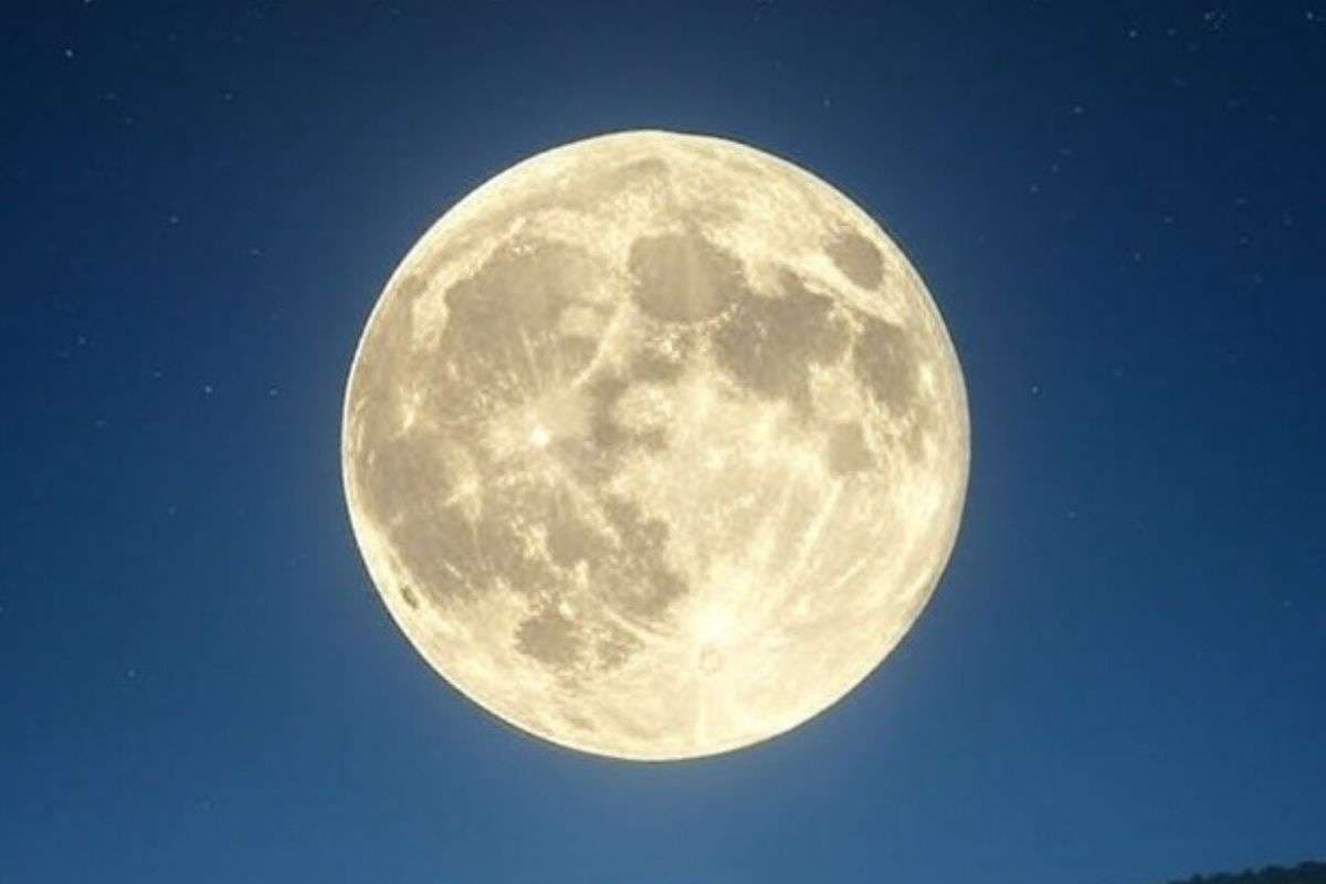 Sharad Purnima Ki Vrat Katha: शरद पूर्णिमा है आज, पूजा के साथ जरूर करें कथा का पाठ, जानें चंद्रमा की रोशनी में खीर रखने का शुभ समय