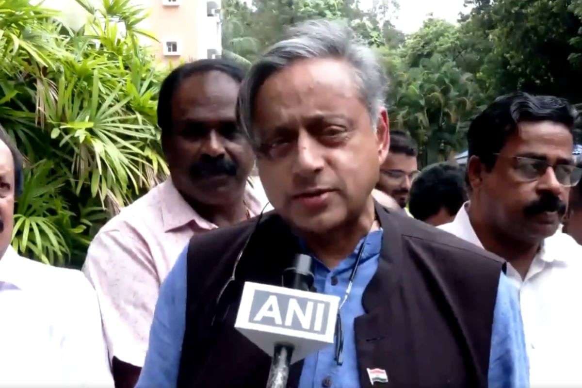 Shashi Tharoor Attack On Trump: रूसी तेल खरीद वाले ट्रंप के बयान पर शशि थरूर की दो टूक, बोले- दायरे में रहें अमेरिकी राष्ट्रपति